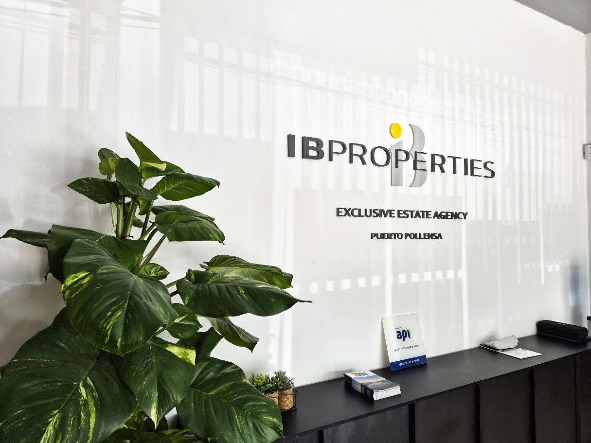 Im Büro von IB Properties in Puerto Pollensa